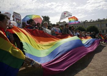 Rusia declara “extremistas y terroristas” a gerentes de bar LGTB+ detenidos