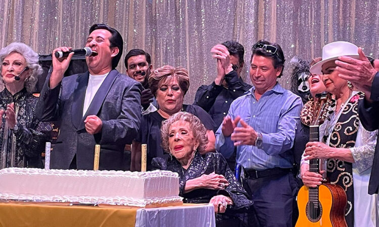 Reconocen los 75 años de carrera en Silvia Pinal