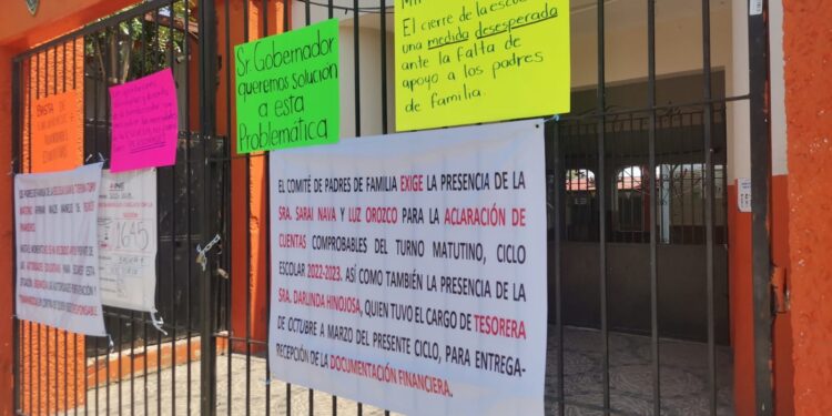 Padres de familia protestan en escuela, acusan malos manejos financieros