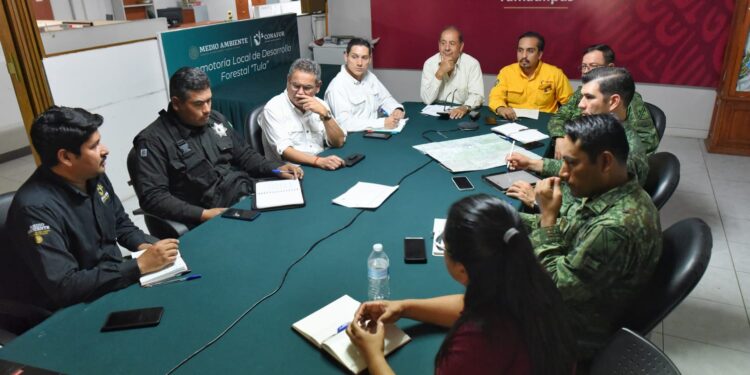 Refuerzan coordinación Estado y Federación para combatir incendio forestal en Victoria