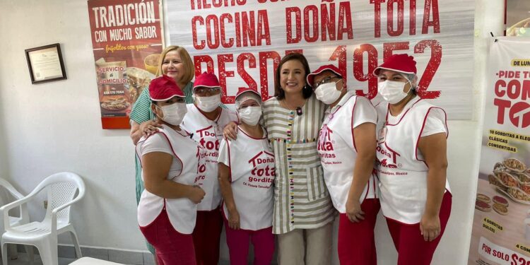 Xóchitl Gálvez comió gorditas de Doña Tota frente al Palacio de Gobierno en Cd. Victoria