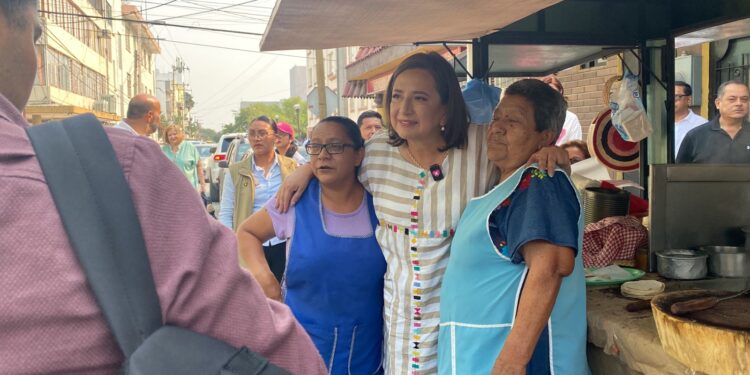 Xóchitl Gálvez comió gorditas de Doña Tota frente al Palacio de Gobierno en Cd. Victoria