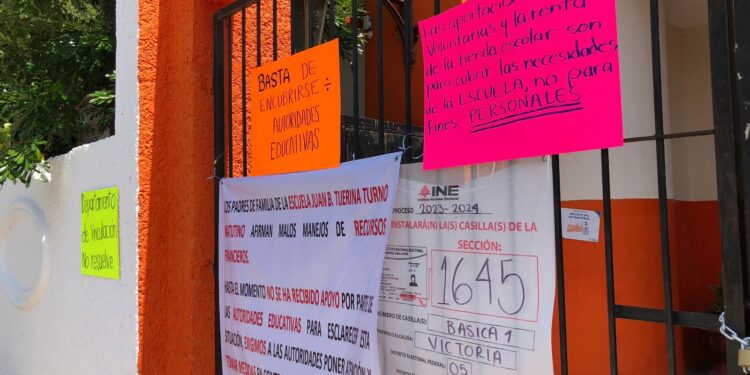 Padres de familia protestan en escuela, acusan malos manejos financieros