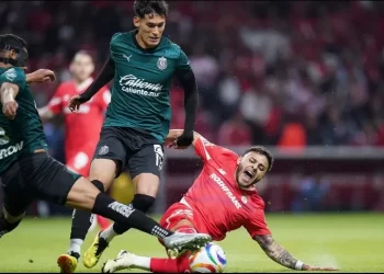 Chivas avanza a semifinales tras la anulación de gol de Alexis Vega a Toluca
