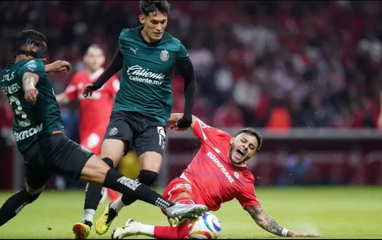 Chivas avanza a semifinales tras la anulación de gol de Alexis Vega a Toluca