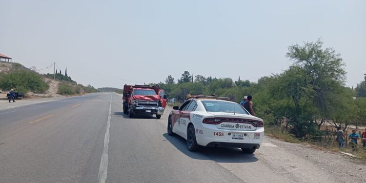 Chocan auto y camioneta frente al Ejido Miguel Hidalgo de Tula
