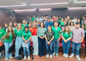 Se compromete Mónica Villarreal a atender problemática de jóvenes en Tampico