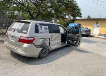 Mujer herida al chocar  su vehículo una pipa de gas