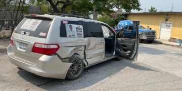 Mujer herida al chocar  su vehículo una pipa de gas