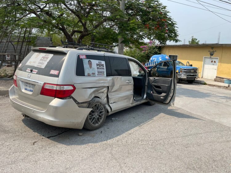 Mujer herida al chocar  su vehículo una pipa de gas