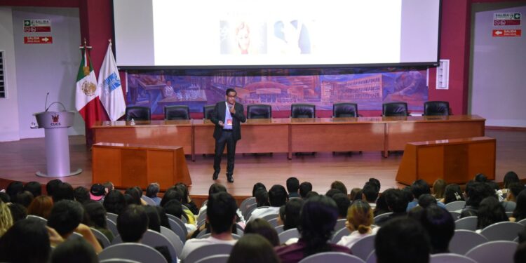 Investigador de la UAT expone avances sobre el tratamiento del dolor por cáncer en huesos