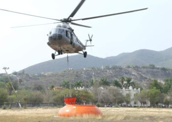 Con apoyo de helicóptero avanza control de incendio forestal en “Cañón del Novillo” de Victoria