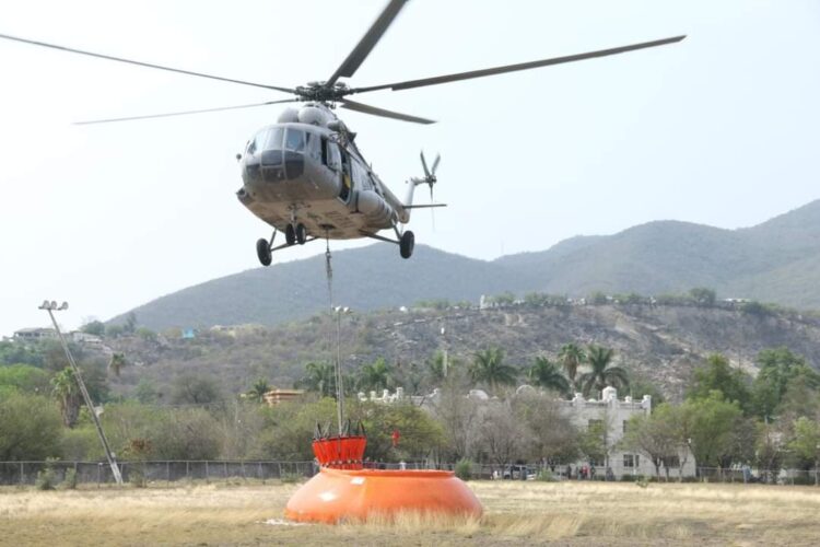 Con apoyo de helicóptero avanza control de incendio forestal en “Cañón del Novillo” de Victoria