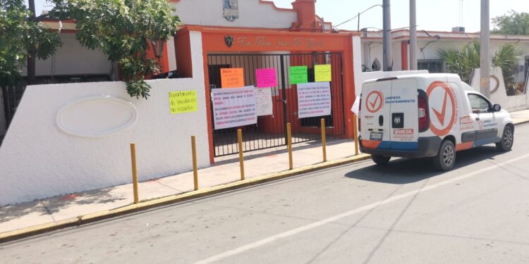 Padres de familia protestan en escuela, acusan malos manejos financieros