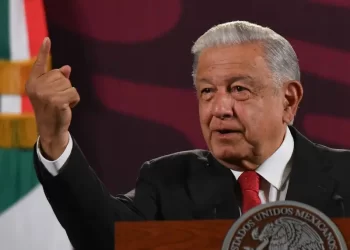 López Obrador anuncia aumento salarial del 10% anual a profesores