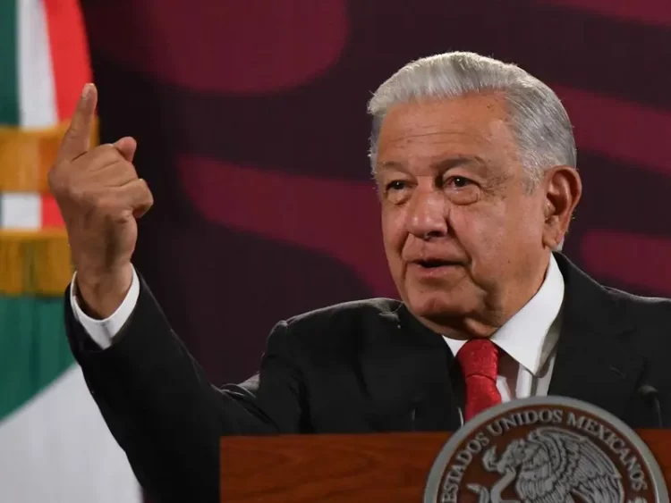 López Obrador anuncia aumento salarial del 10% anual a profesores