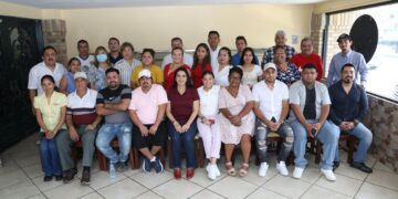 Escucha Mónica Villarreal al sector pesquero de Tampico