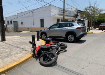 Mujer conductora arrolla a motociclista en crucero 17 y Guerrero