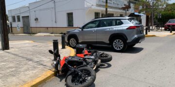 Mujer conductora arrolla a motociclista en crucero 17 y Guerrero