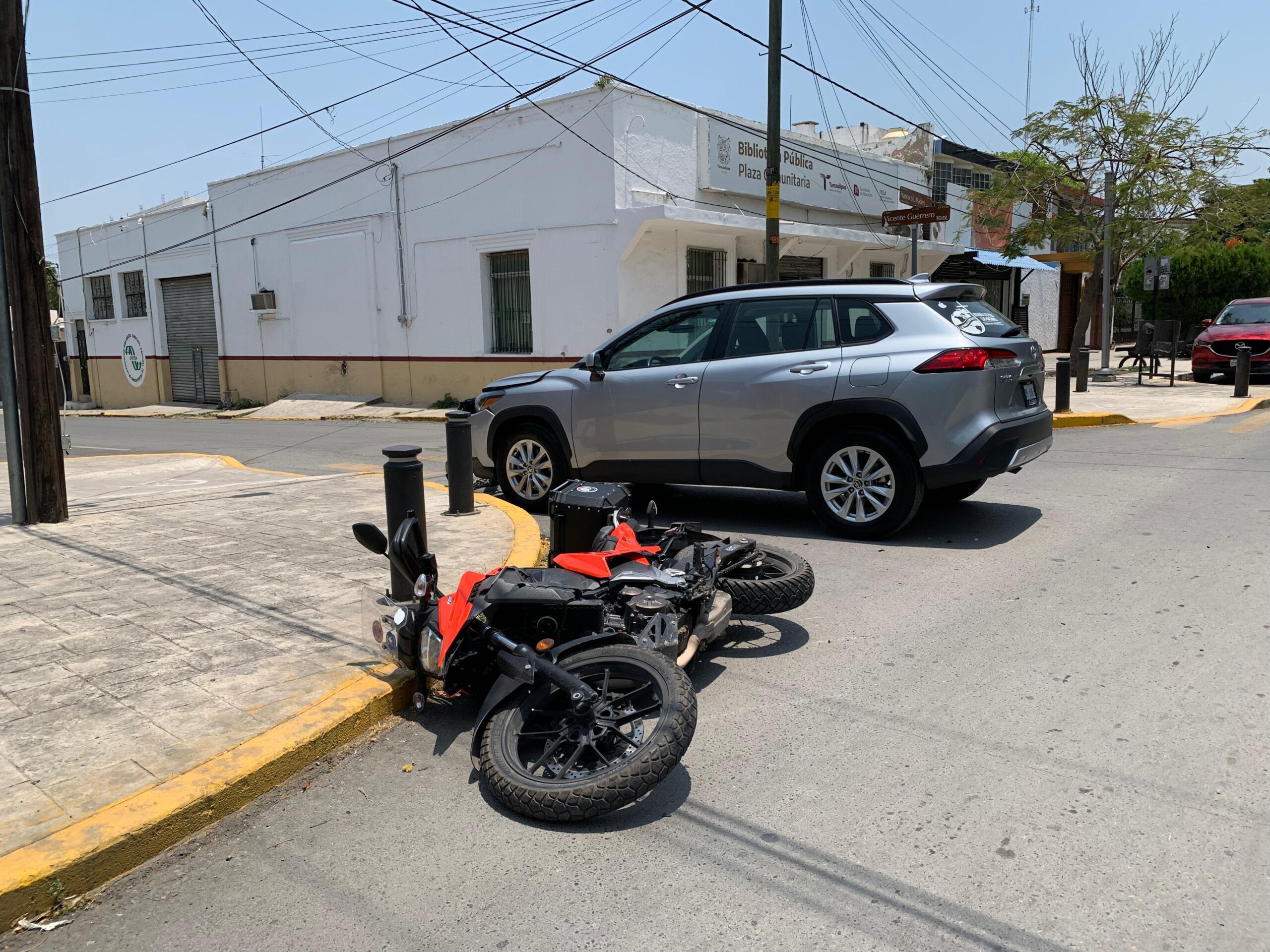 Mujer conductora arrolla a motociclista en crucero 17 y Guerrero