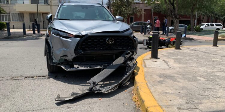 Mujer conductora arrolla a motociclista en crucero 17 y Guerrero