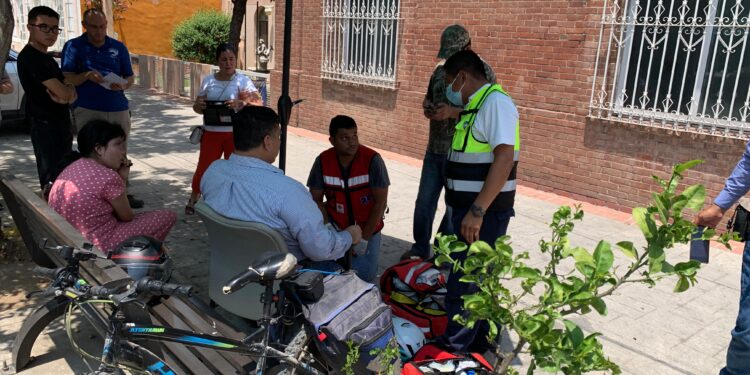 Mujer conductora arrolla a motociclista en crucero 17 y Guerrero
