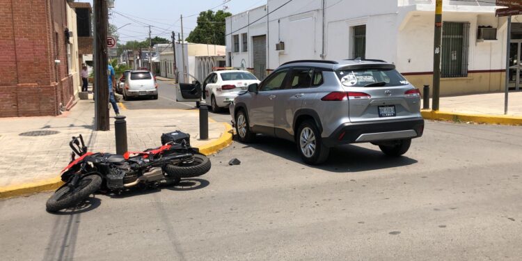 Mujer conductora arrolla a motociclista en crucero 17 y Guerrero