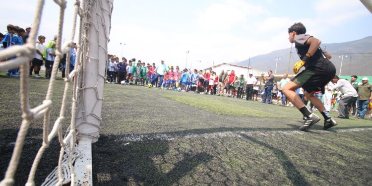 Inaugura Eugenio Hernández torneo infantil y juvenil de fútbol en Victoria