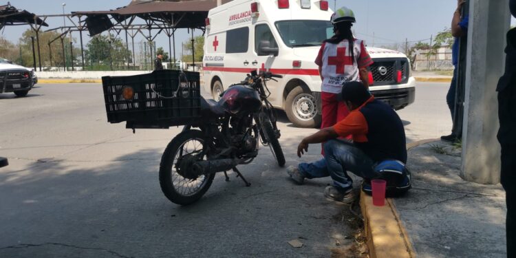 Microbús embiste a un motociclista en la calle Matamoros