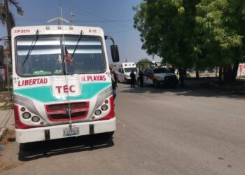 Microbús embiste a un motociclista en la calle Matamoros