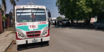 Microbús embiste a un motociclista en la calle Matamoros