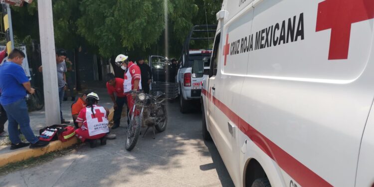 Microbús embiste a un motociclista en la calle Matamoros