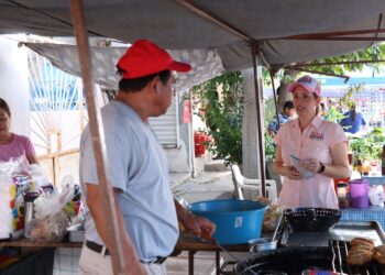 En el tianguis de la avenida La Paz, Ale Cárdenas pide voto a oferentes