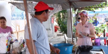 En el tianguis de la avenida La Paz, Ale Cárdenas pide voto a oferentes