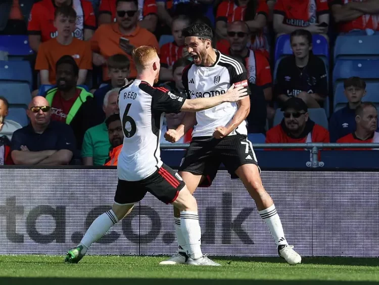 Raúl Jiménez cierra con doblete en la Premier League en Inglaterra