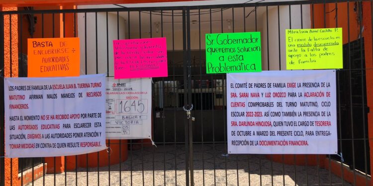 Padres de familia protestan en escuela, acusan malos manejos financieros