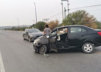 Mujer herida al estrellar auto contra una luminaria en el libramiento