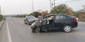 Mujer herida al estrellar auto contra una luminaria en el libramiento
