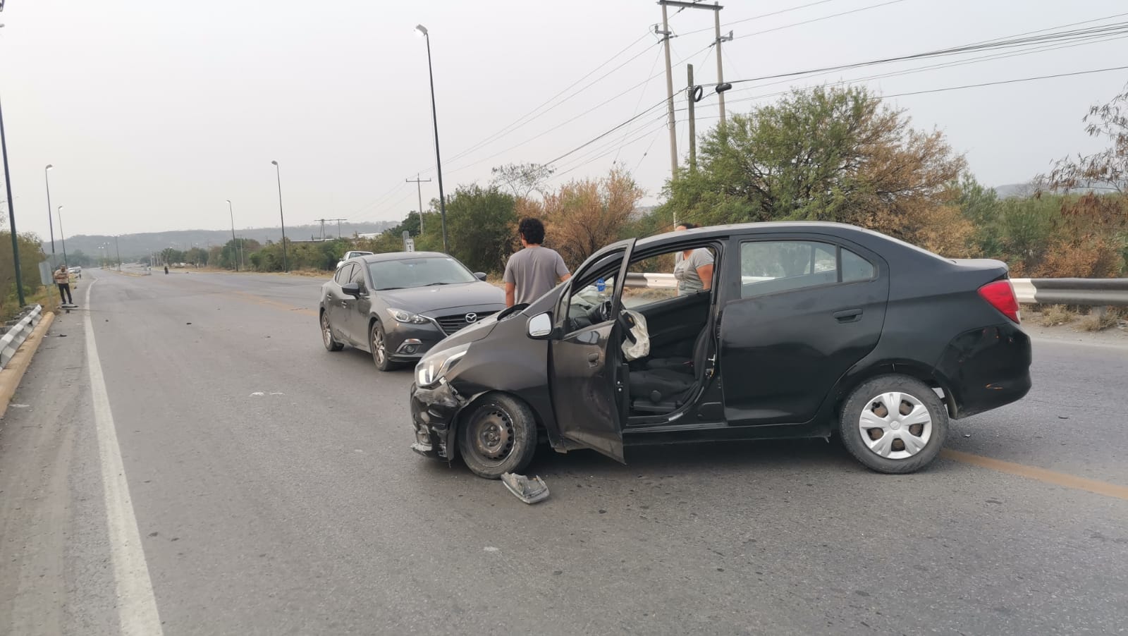 Mujer herida al estrellar auto contra una luminaria en el libramiento