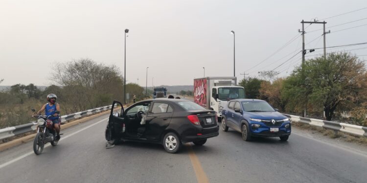 Mujer herida al estrellar auto contra una luminaria en el libramiento