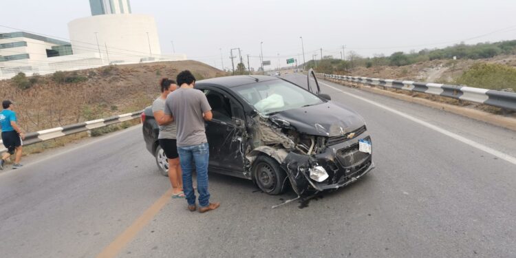 Mujer herida al estrellar auto contra una luminaria en el libramiento