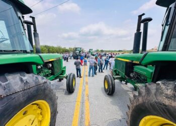 Bloquean agricultores carretera Victoria-Matamoros en San Fernando