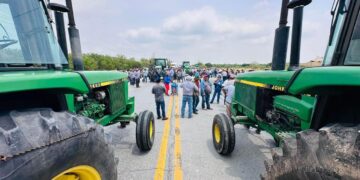 Bloquean agricultores carretera Victoria-Matamoros en San Fernando