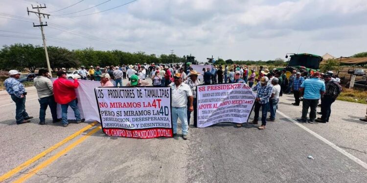 Bloquean agricultores carretera Victoria-Matamoros en San Fernando