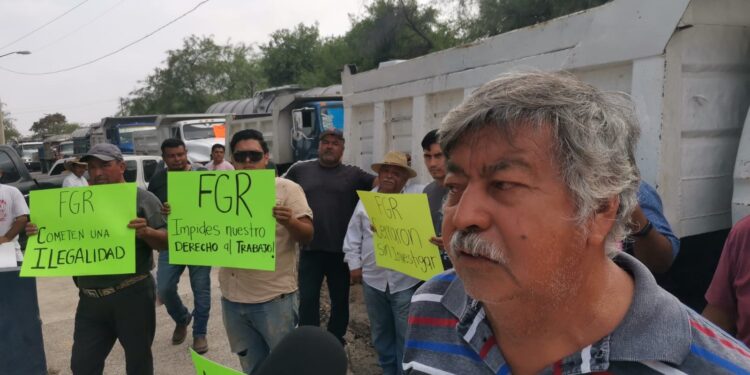 Protestan ante la FGR por el cierre de un banco de materiales en Victoria