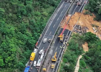 Colapso de una carretera en el sur de China deja 24 muertos
