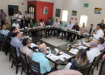 Empresarios y profesionales escuchan las propuestas de Lalo Gattás.