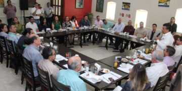 Empresarios y profesionales escuchan las propuestas de Lalo Gattás.