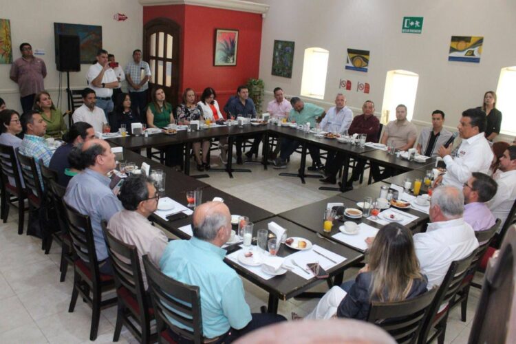 Empresarios y profesionales escuchan las propuestas de Lalo Gattás.