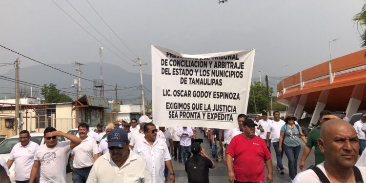 Marchan mil 200 empleados municipales victorenses en el Día del Trabajo